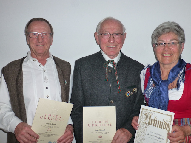 Hans und Christine Schaider wurden für 25jährige Mitgliedschaft geehrt. Eine besondere Ehrung wurde Max Wirnstl (Mitte) zuteil, der seit 60 Jahren der Alpenrose angehört. Er erhielt das Goldene Ehrenzeichen mit Eichenlaub des Bayerischen und die Ehrennadel des Deutschen Sportschützenbundes. 